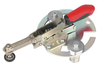 Senkrechtspanner auf Adapterplatte mit Klemmbolzen für Lochrasterplatte Ø 20 mm